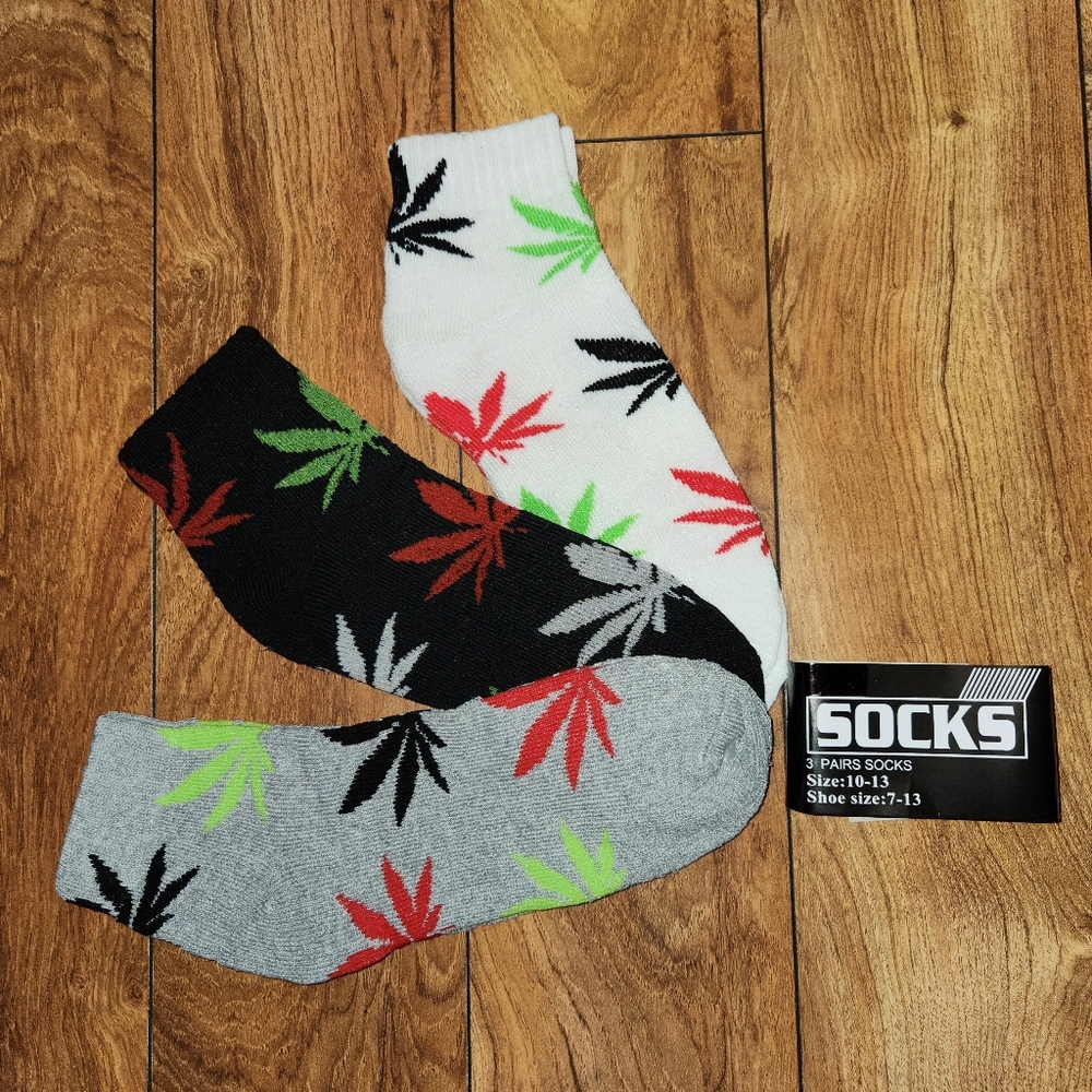 3/$18 weed leaf ankle socks